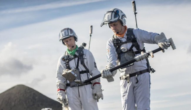 Астронавты практикуют лунные прогулки на поверхности вулканов. Фото.