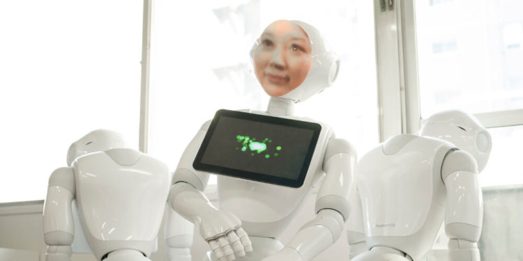 Почти «Черное Зеркало»: в Японии создают роботов, которые играют умерших людей. Фото.