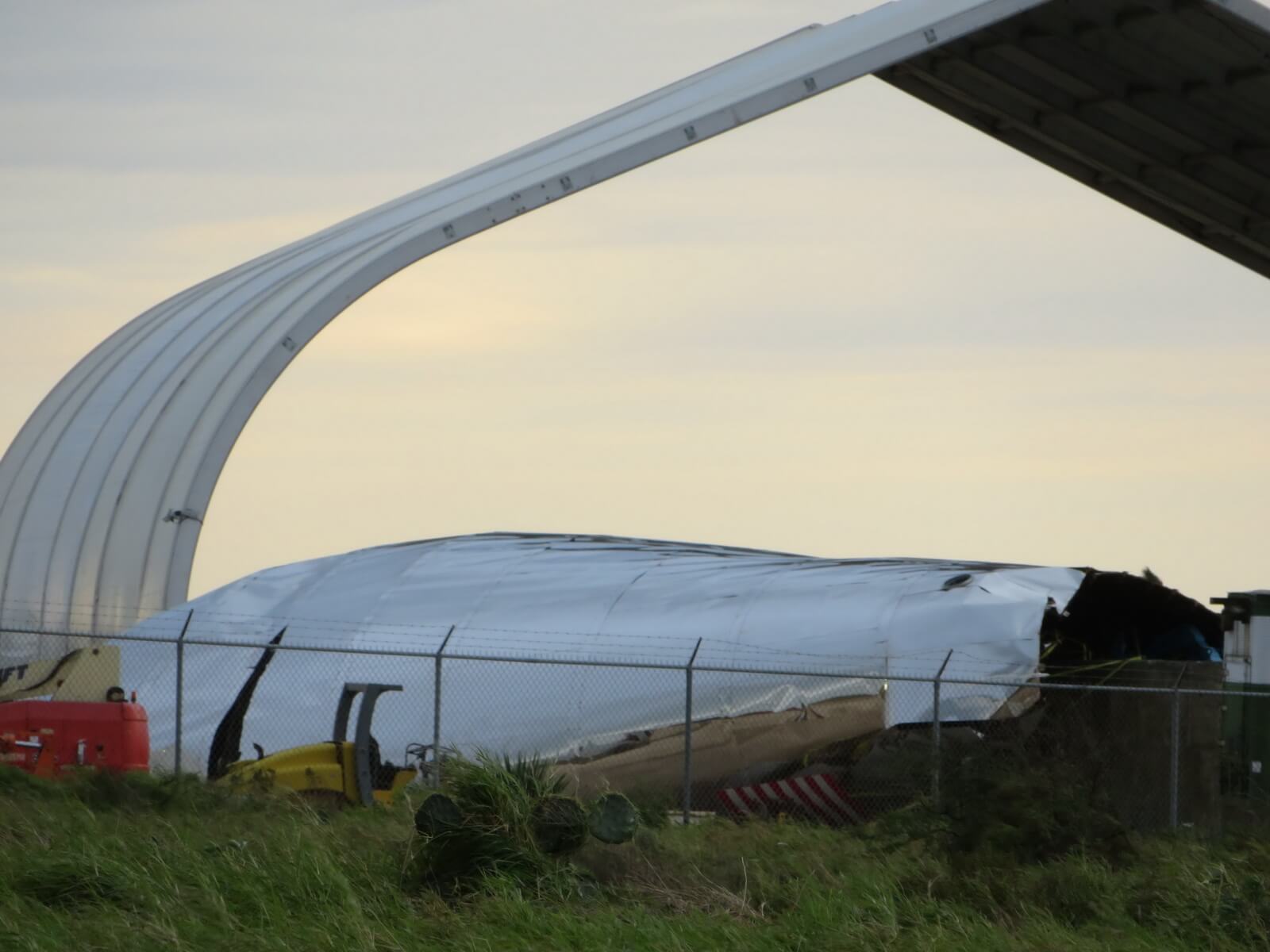 #фото | Часть прототипа ракеты Starship компании SpaceX упала из-за сильного ветра. Фото.