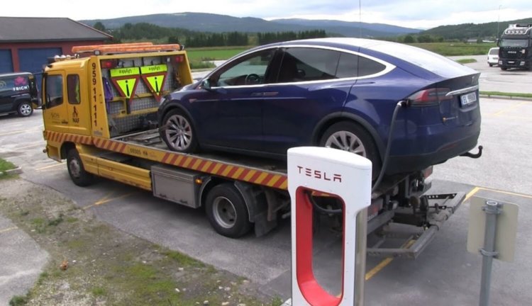 Автомобиль Tesla на эвакуаторе