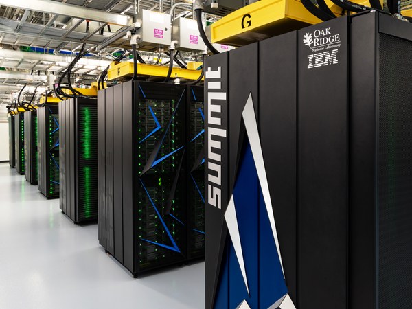 Самый быстрый суперкомпьютер в мире побил рекорд искусственного интеллекта. Правительственный суперкомпьютер США бьет рекорды. Фото.
