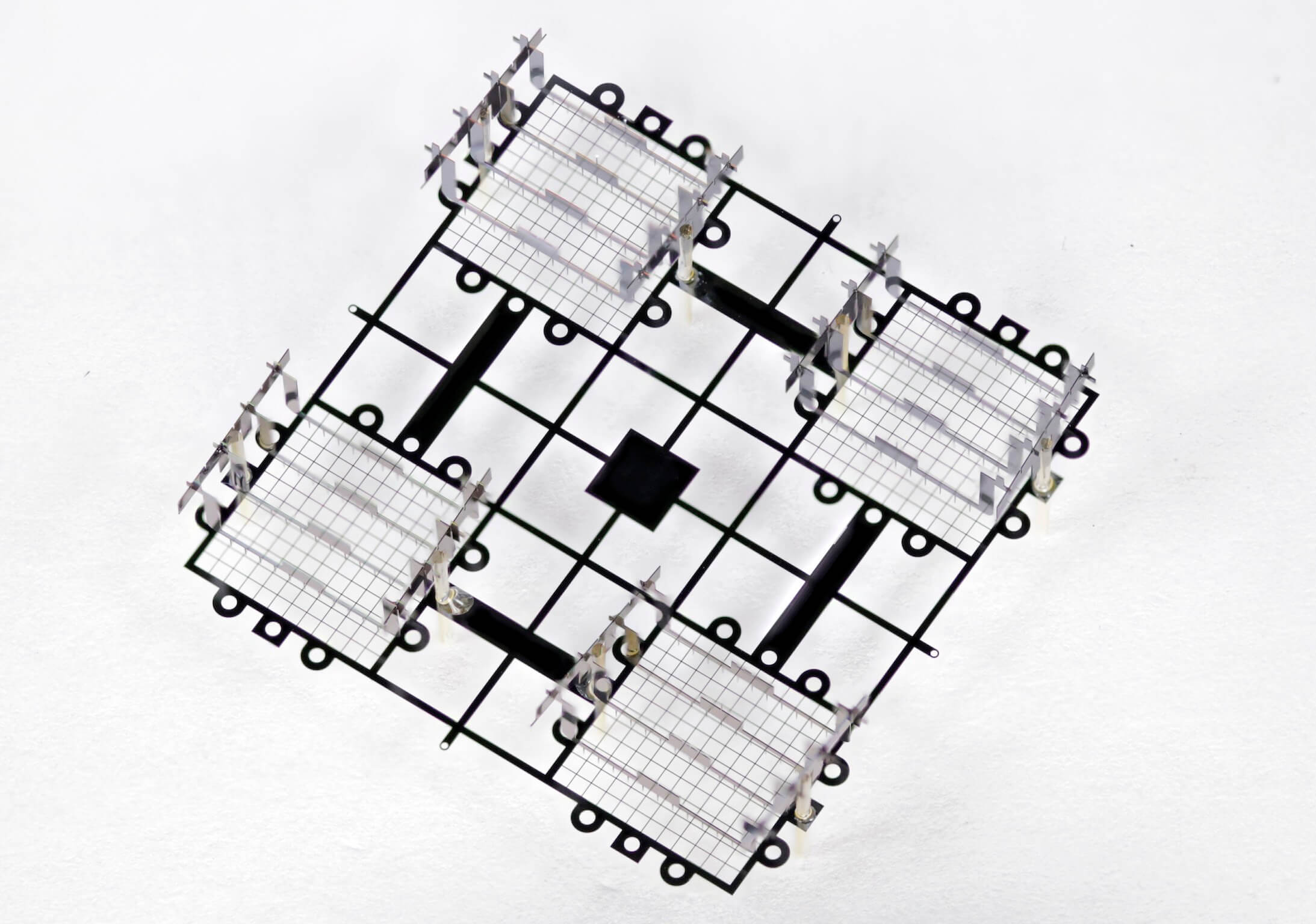 Ионолет размером с монетку летает без крыльев, пропеллеров и движущихся частей.. Маленький ионолет.. Фото.