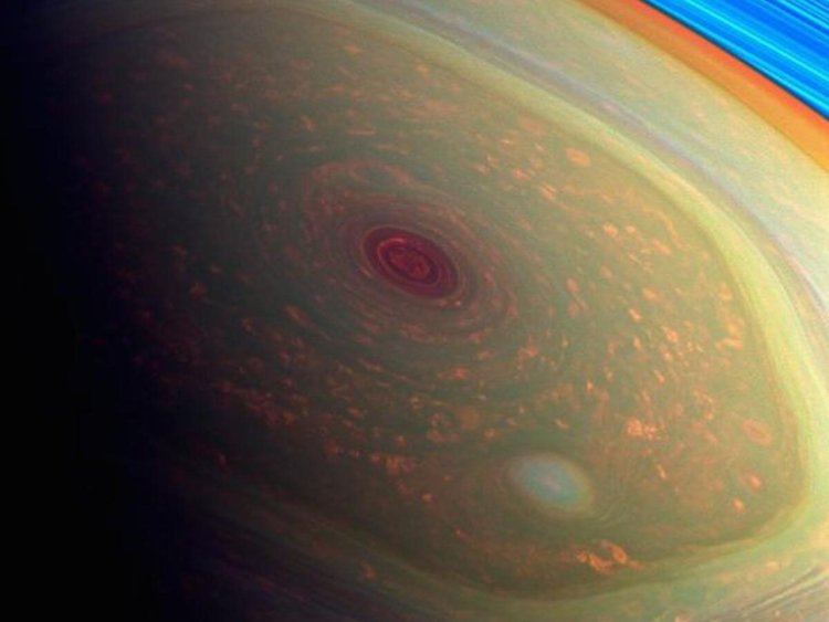 Особенности огромного шторма северного полюса Сатурна. Выглядит не очень аппетитно, но это космический пейзаж. Фото.
