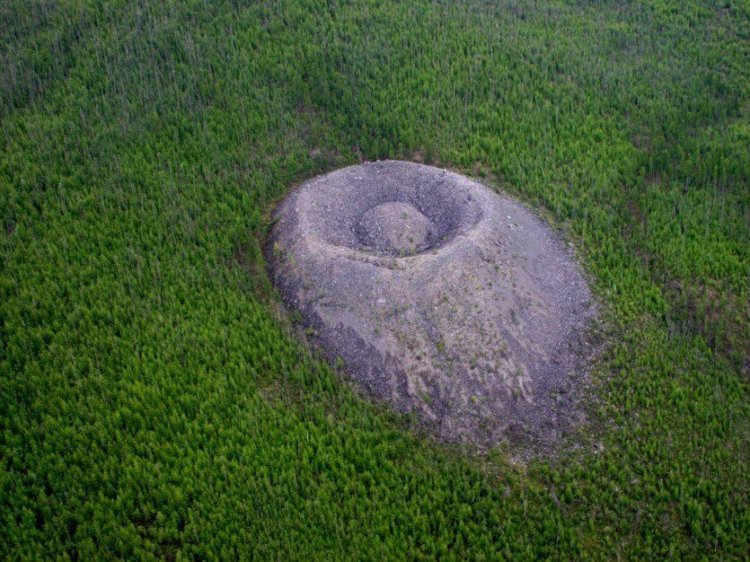 Загадочный кратер в Сибири. Этот кратер выглядит действительно странно. Фото.