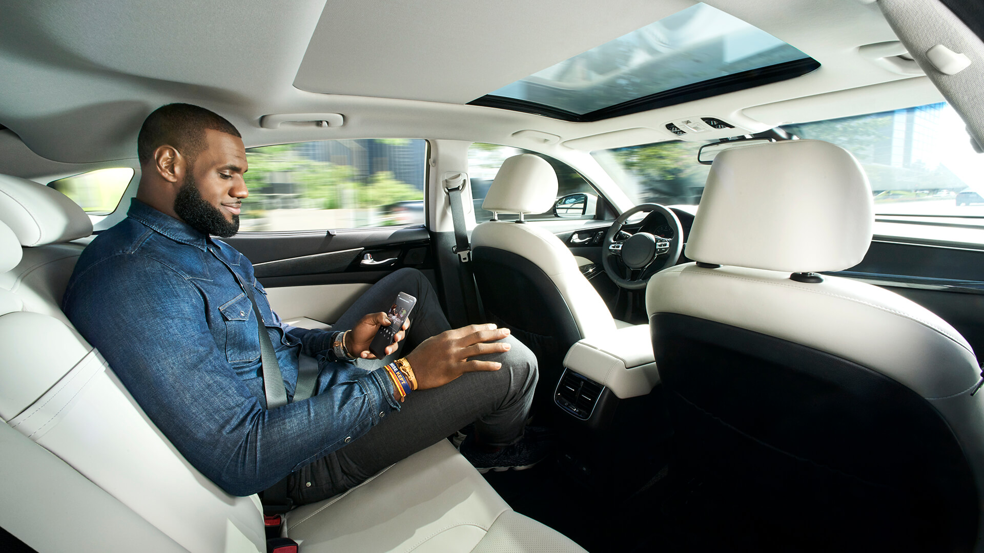 Amazon инвестирует в стартап автономных автомобилей, созданный выходцами из Google и Tesla.. Фото.