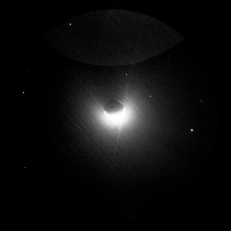Когда открыли границы атмосферы. Фотография геокороны Земли, сделанная с Луны астронавтами миссии «Аполлон-16». Фото.