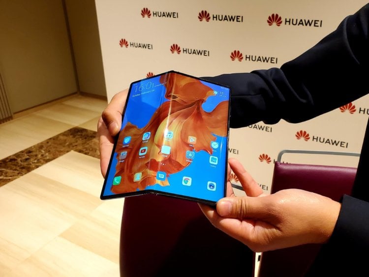 Складной смартфон Mate X от Huawei: более тонкий конкурент Galaxy Fold. Mate X поддерживает тренд складных смартфонов. Фото.