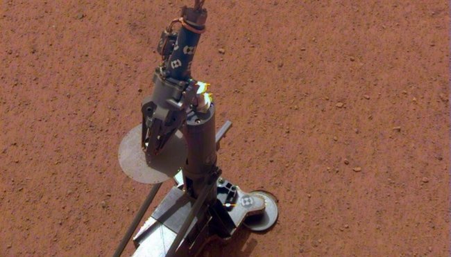 Зонд InSight готовится к бурению 5-метровой дыры на Марсе. Фото.