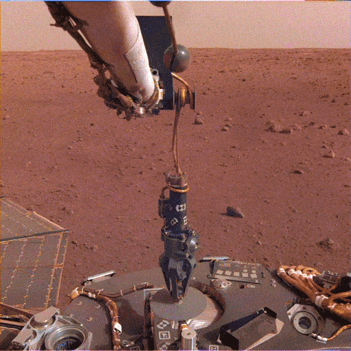 Зонд InSight готовится к бурению 5-метровой дыры на Марсе. Фото.