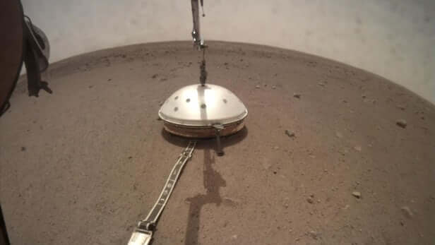 Сейсмометр марсианского зонда InSight получил защиту от ветров и жары. Фото.