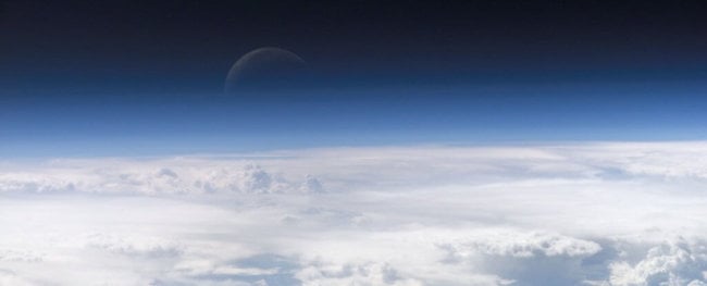 Атмосфера Земли оказалась больше, чем считалось. Она выходит за пределы орбиты Луны. Фото.