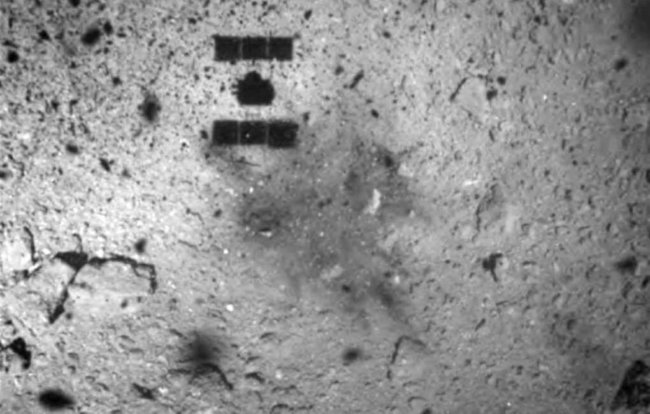 Японский зонд «Хаябуса-2» сел на астероид Рюгу и собрал образцы его грунта. Фото.