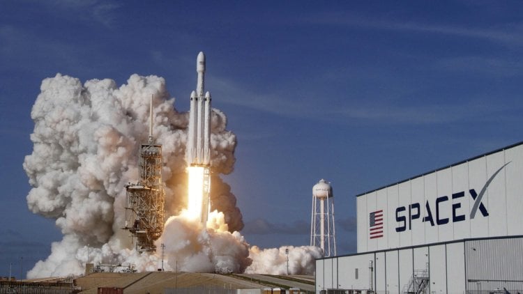 Илон Маск и SpaceX подали в суд на NASA. Фото.