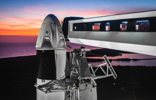 SpaceX отложила первый полет Crew Dragon до 2 марта. Фото.