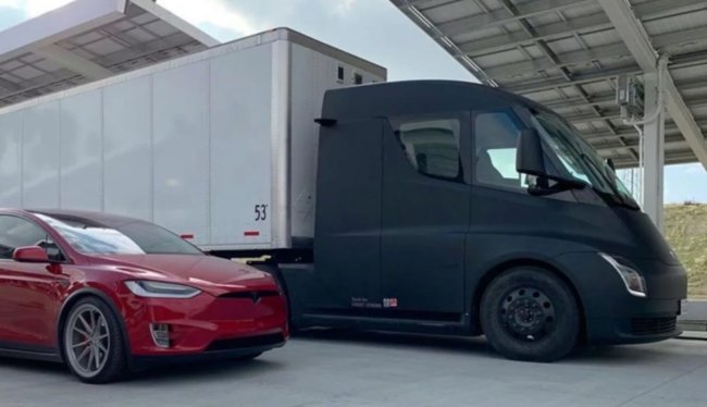 #видео | Тягач Tesla Semi разгоняется на трассе до впечатляющей скорости. Фото.