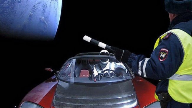 Ровно год назад Илон Маск отправил в космос автомобиль. Что с ним сейчас? Фото.