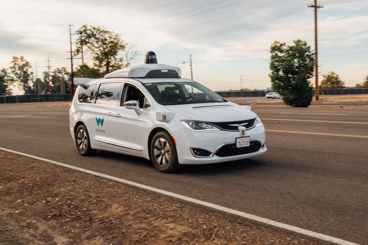 #видео | Waymo обучила свои беспилотные автомобили понимать жесты регулировщиков. Фото.