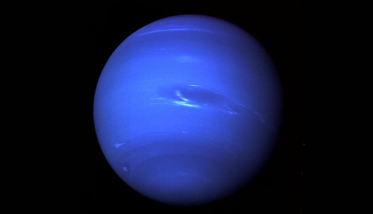 Ученые впервые в истории наблюдают за формированием бури на Нептуне. Фото.