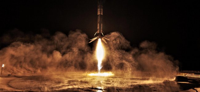SpaceX впервые запустила пилотируемый корабль Crew Dragon к МКС. Фото.