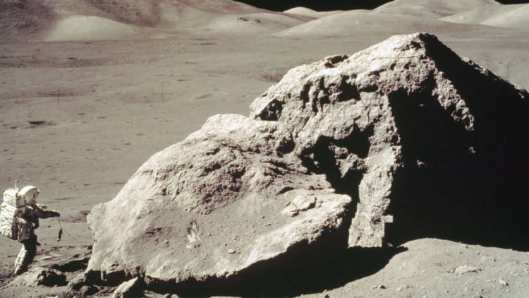 NASA изучит нетронутые образцы лунного грунта, собранные в рамках последних миссий «Аполлон». Фото.