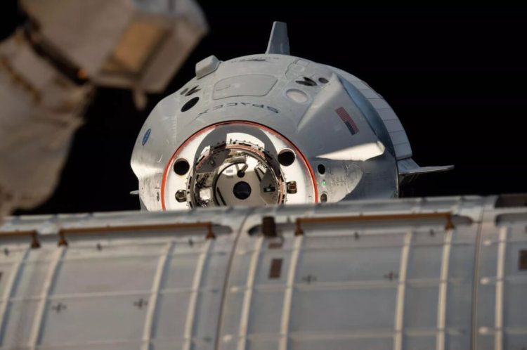 Сборка корабля в космосе. Первая стыковка космического корабля Crew Dragon компании SpaceX с МКС, проводившаяся 4 марта 2019 года. Фото.