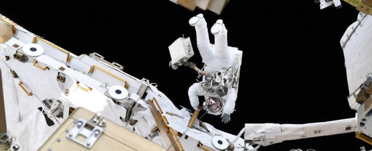 NASA отменило первый в истории выход в открытый космос женского дуэта. Фото.