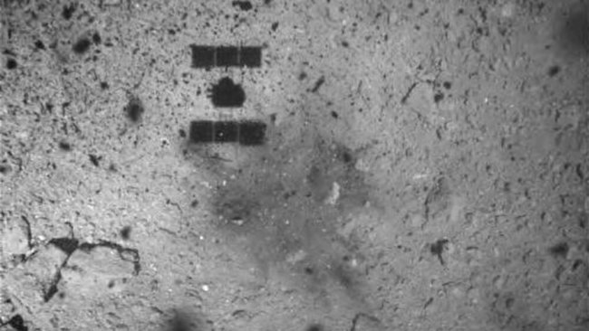#видео | JAXA показало, как зонд «Хаябуса-2» собрал образцы грунта астероида Рюгу. Фото.