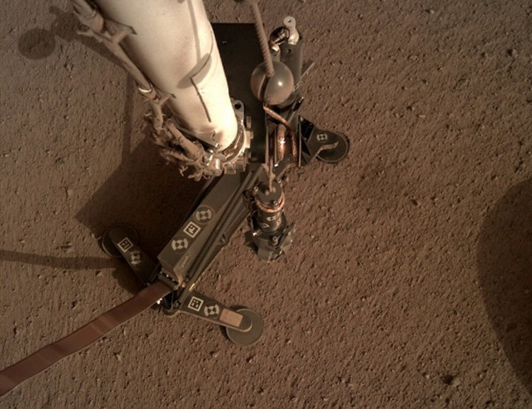 Инженеры NASA до сих пор не выяснили, почему бур марсианского модуля InSight застрял. Фото.