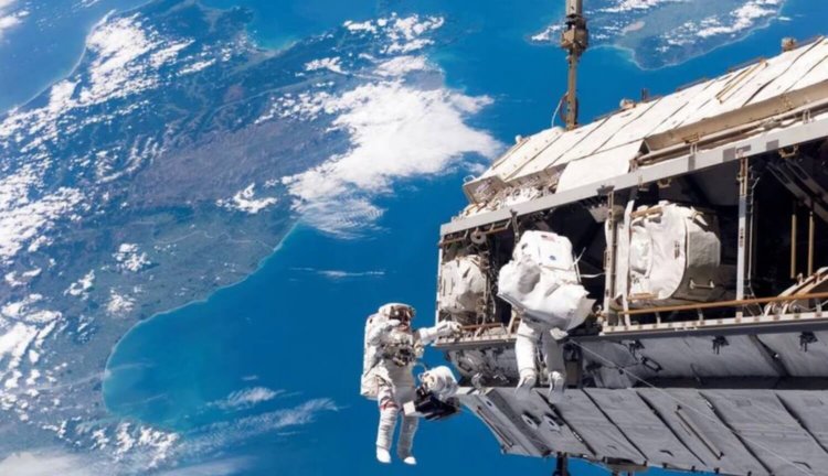 NASA готовится к выходу в открытый космос, состоящему только из женщин. Фото.