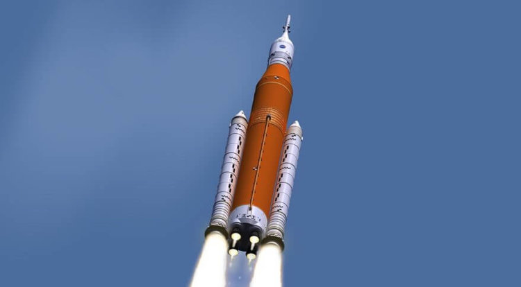 Ракета-носитель SLS почти готова. На такой ракете можно долететь куда угодно. Фото.