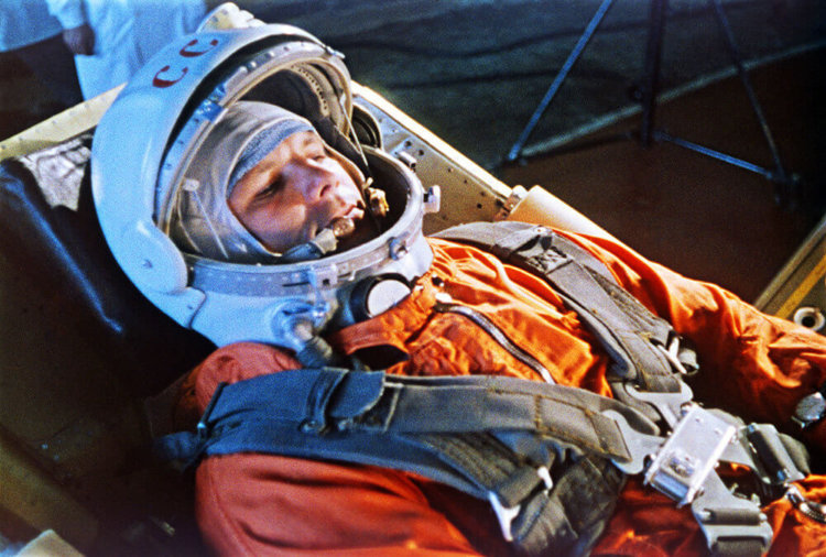 Нехватка кислорода для космонавта. Не самое удобное рабочее место космонавта. Фото.