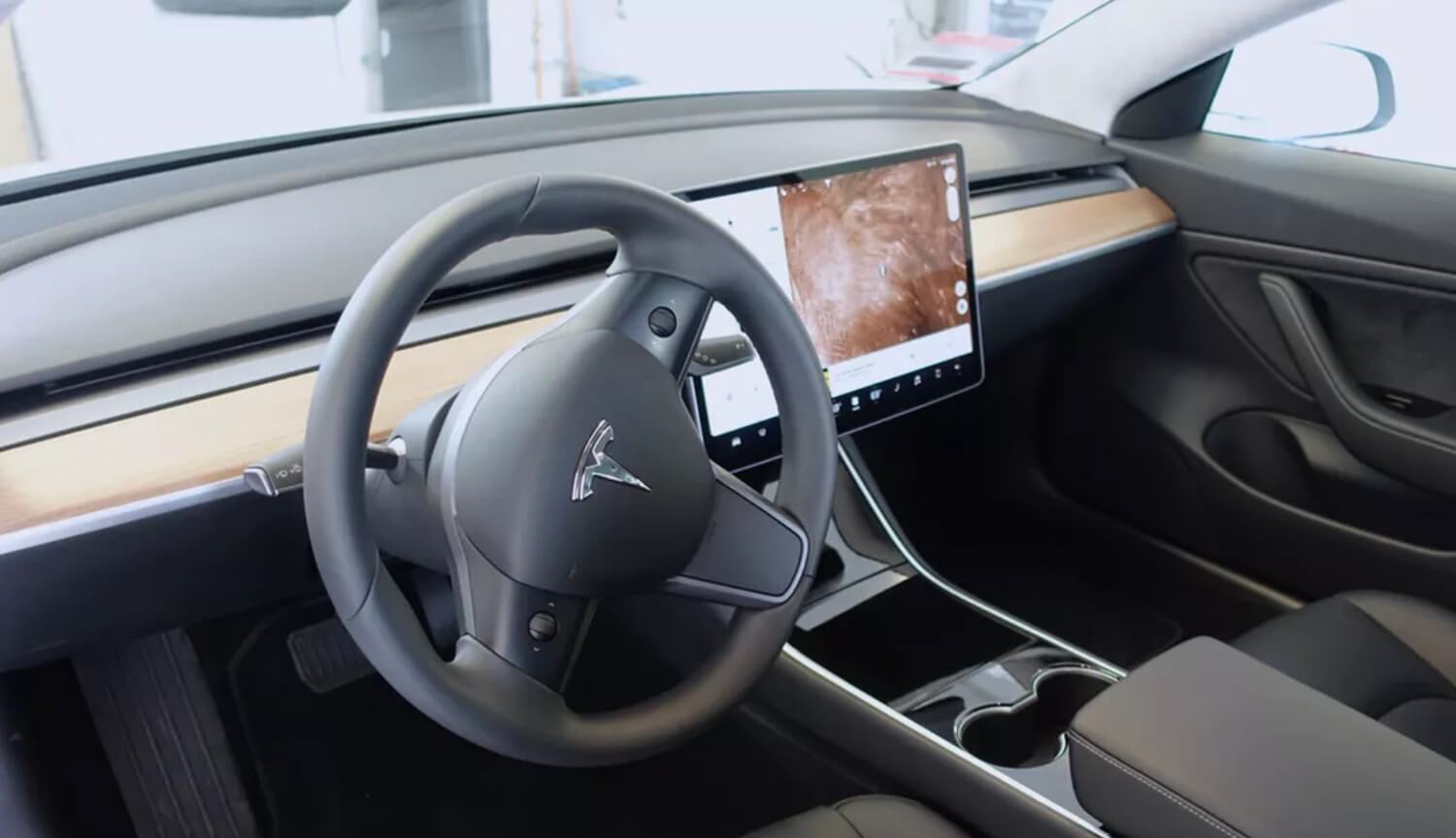 Приборная панель. Приборная панель Tesla Model 3 — образец минимализма и стиля. Фото.