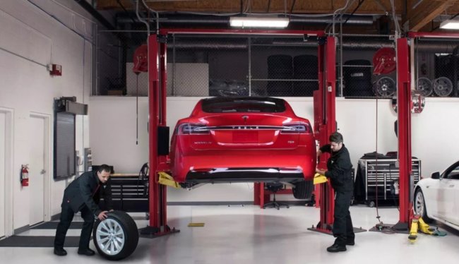 Владельцы автомобилей Tesla могут следить за ходом их ремонта. Фото.