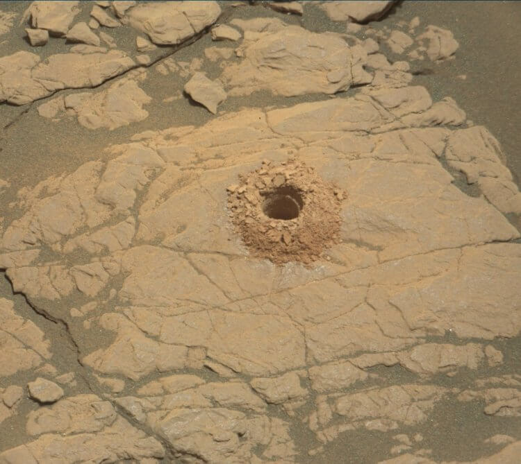 #фото | Аппарат «Кьюриосити» пробурил глиняную поверхность Марса. Фото.