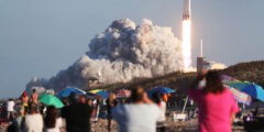 SpaceX спасла носовой обтекатель ракеты Falcon Heavy и собирается повторно его использовать. Фото.