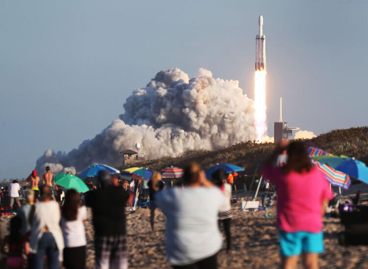 SpaceX спасла носовой обтекатель ракеты Falcon Heavy и собирается повторно его использовать. Фото.