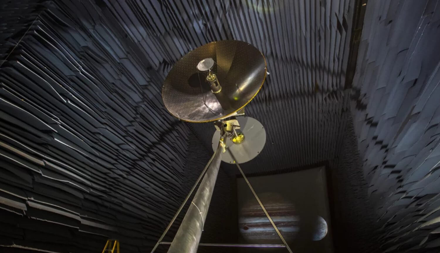 Миссии на спутник Юпитера. Антенна HGA для миссии Europa Clipper. Фото.
