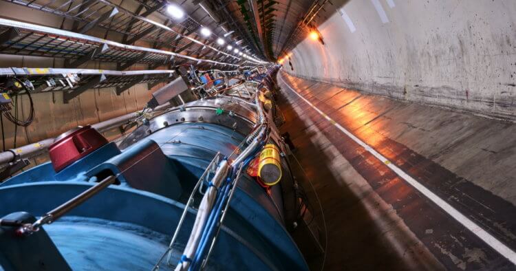 Обновленный Большой адронный коллайдер поможет ученым обнаружить темную материю. Фото.
