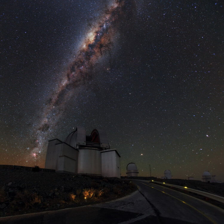 Первое настоящее изображение черной дыры. Ретроспектива. Обсерватория Ла-Силья, расположенная в Чили и принадлежащая Европейской южной обсерватории. Одна из станций, принимавшая участие в проекте Event Horizon. Фото.