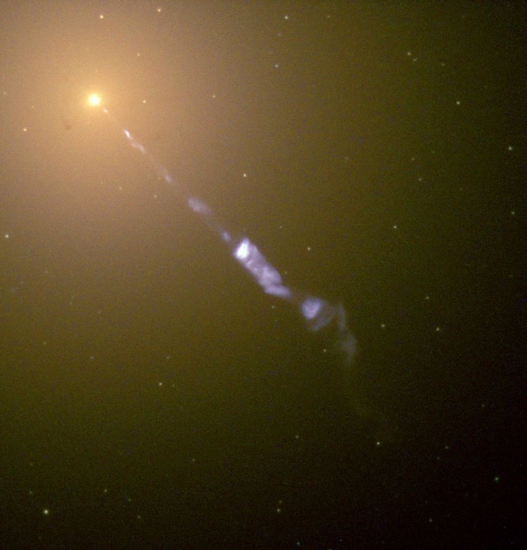 Первое настоящее изображение черной дыры. Ретроспектива. Галактика M87. Из центра галактики вырывается релятивистская струя. Фото.