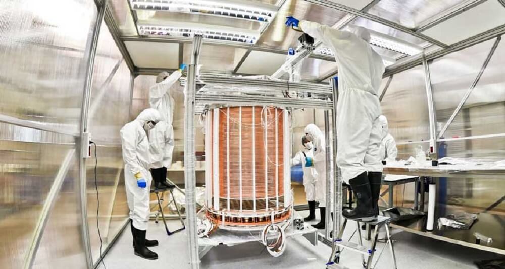 Триллион возрастов Вселенной: ученые наблюдали самый редкий распад атомов. Фото.