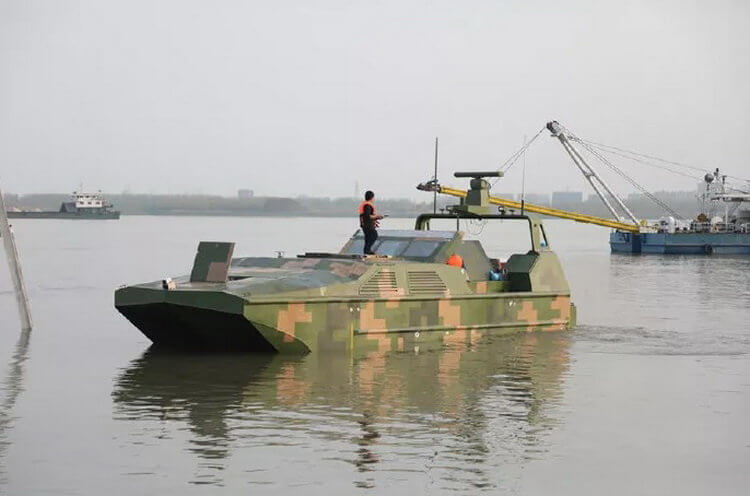 Китай провел испытания первого в мире беспилотного десантного катера-амфибии. Фото.