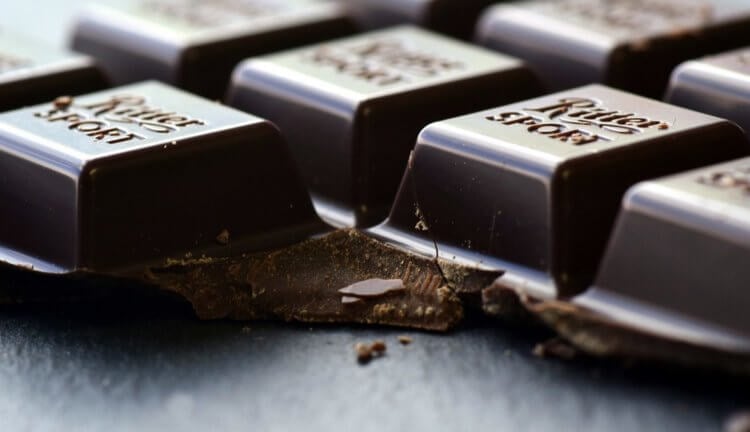 Польза шоколада зависит от возраста и пола человека. Фото.