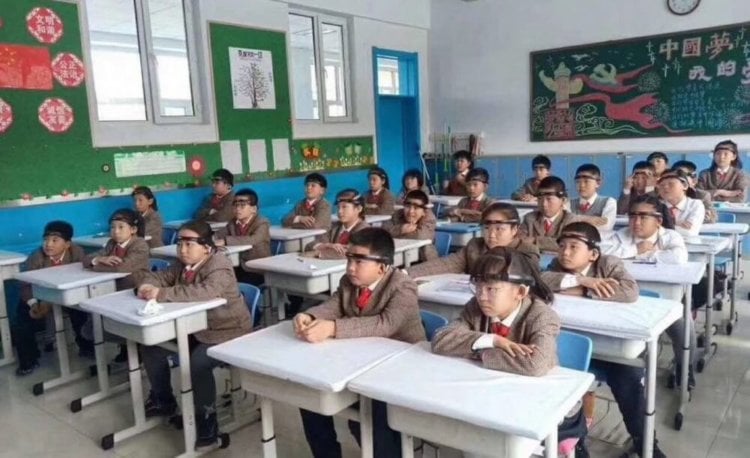Учеников китайских школ обязали носить специальные головные повязки для мониторинга их внимания. Фото.