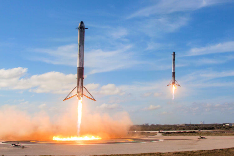 #видео дня: Посадка всех трех ступеней SpaceX Falcon Heavy. Фото.