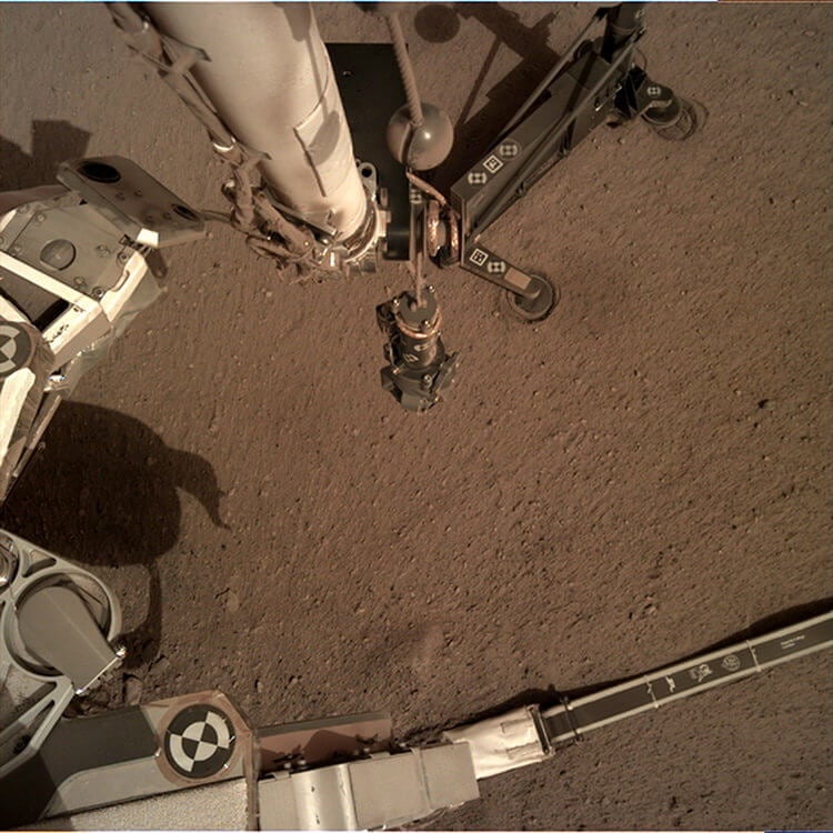 Специалисты выяснили, почему застрял бур марсохода InSight. Фото.