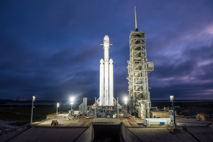 Первый серьезный запуск Falcon Heavy: новая эпоха освоения космоса тяжелыми ракетами. Фото.