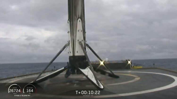 SpaceX провела первый успешный коммерческий запуск сверхтяжелой ракеты Falcon Heavy. Фото.
