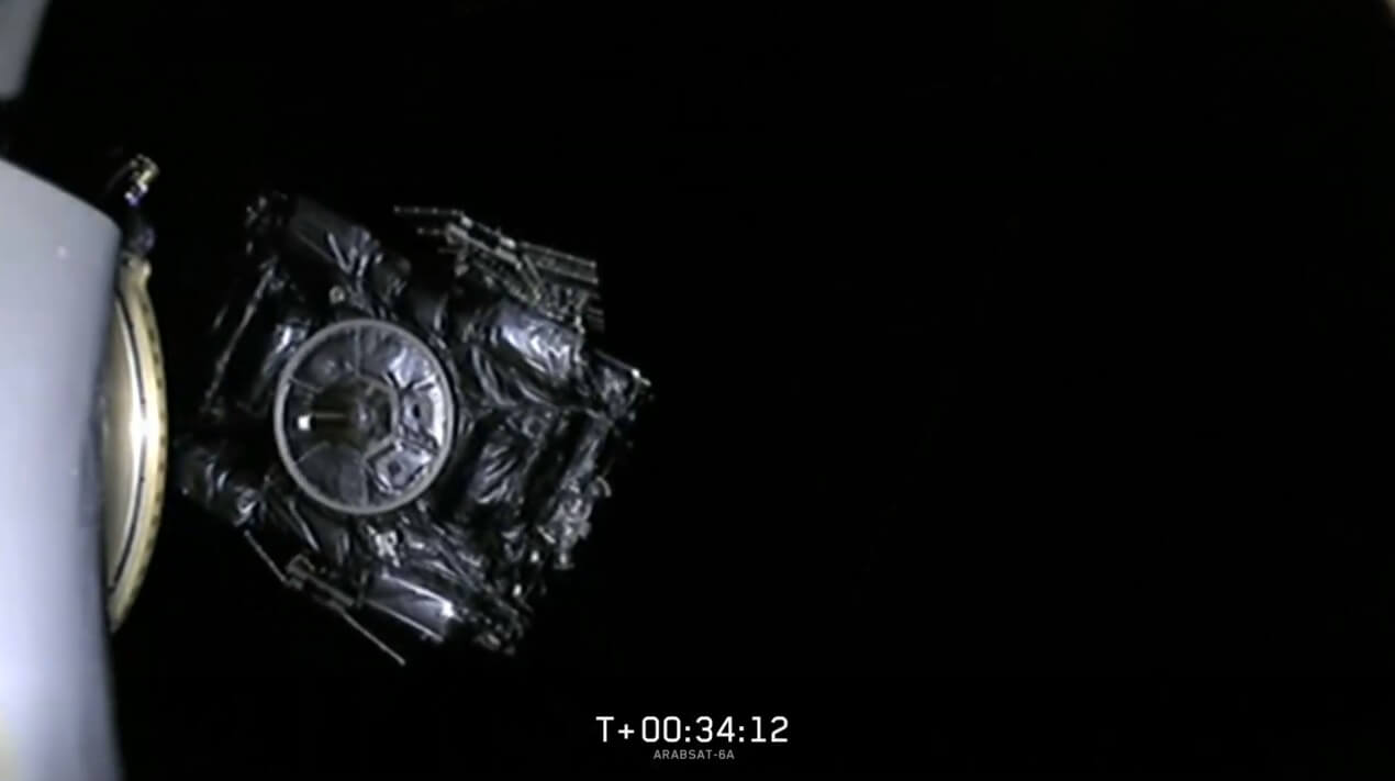 SpaceX провела первый успешный коммерческий запуск сверхтяжелой ракеты Falcon Heavy. SpaceX провела первый успешный коммерческий запуск сверхтяжелой ракеты Falcon Heavy. Фото.