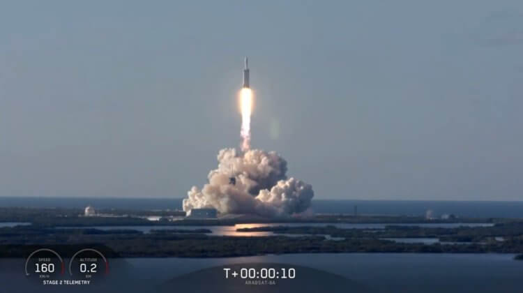 SpaceX провела первый успешный коммерческий запуск сверхтяжелой ракеты Falcon Heavy. Фото.
